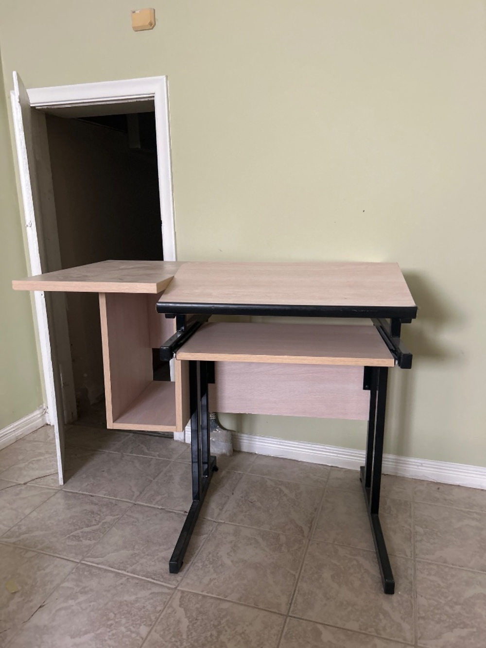 Computer desk - Picture 3 of 3